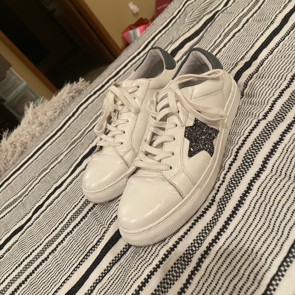 White casual sneakers w/ sparkle detail gray star